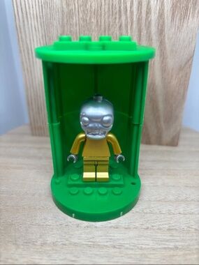 Gold and Silver Alien Minifigure in Green Display Pod - Kids Toy